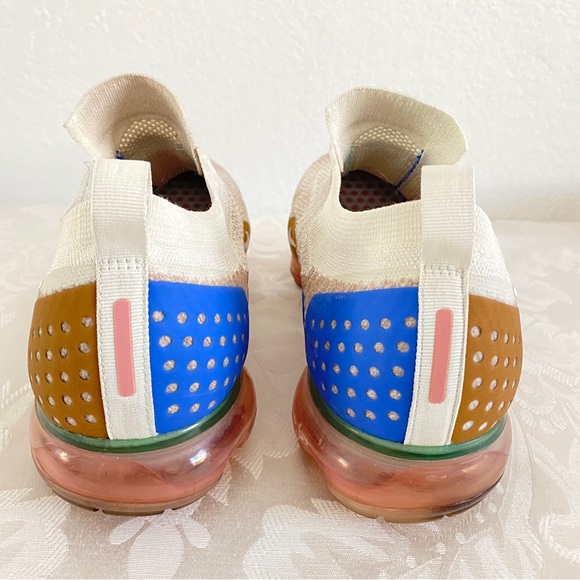 Nike AIR VAPORMAX MOC 2
LACELESS FUTURISM SNEAKERS - Picture 5 of 9